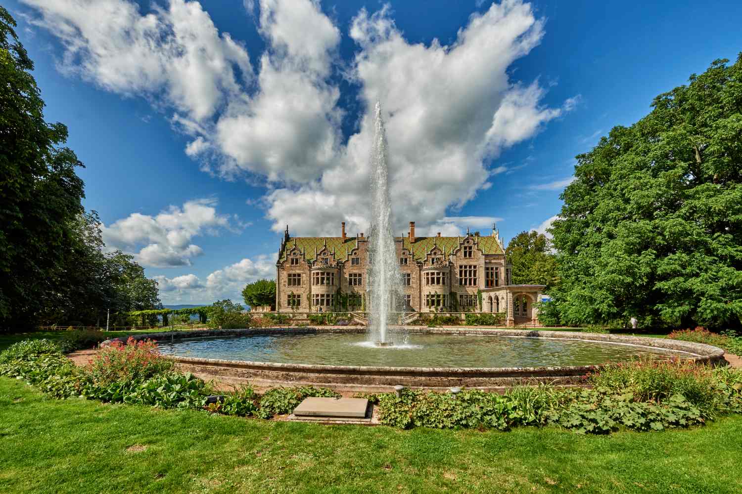 Springbrunnen vor Schloss Altenstein in malerischen Landschaftspark 