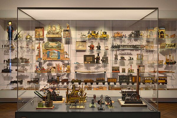 Vitrine mit vielen Ausstellungsstücken im Deutschen Spielzeugmuseum