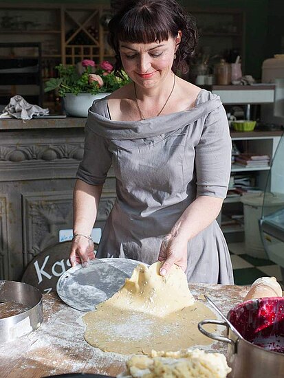 Collage von Marcello Fabbri in Koch-Outfit der Küche und Doreen Bergmann beim Backen
