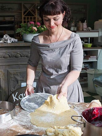 Collage von Marcello Fabbri in Koch-Outfit der Küche und Doreen Bergmann beim Backen