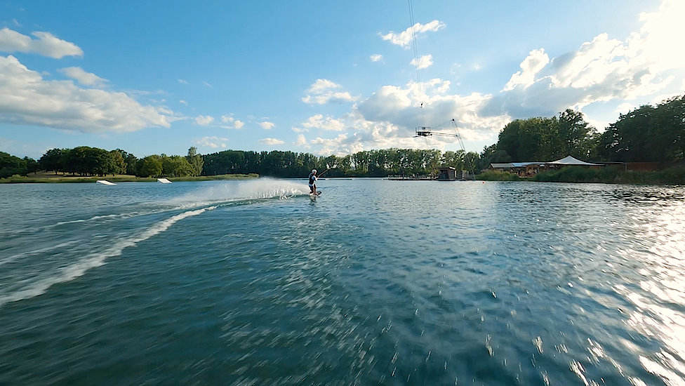 Rennrodler Max Langenhan beim Wakeboarden 