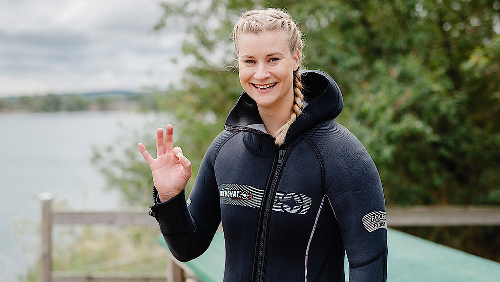 Rennrodlerin Dajana Eitberger im Tauchanzug