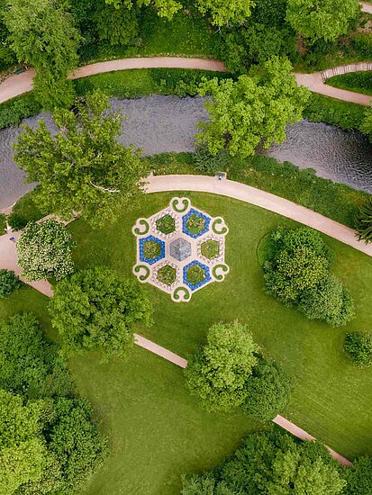Schlosspark Tiefurt aus der Luft mit Flusslaufbiegung, begleitenden Wegen, Bäumen, Rasenflächen und Blumenrabatte in geometrischer Form