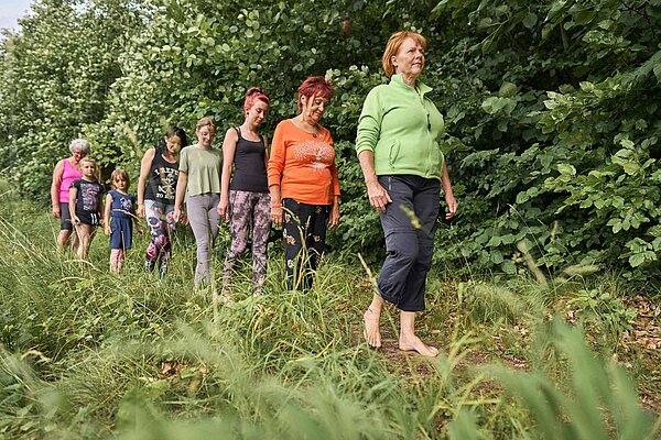 Thüringen Bad Liebenstein Kneipp-Kur Waldbaden Silke Grieger Silke Grieger und die Teilnehmenden ihres Kneippkurses laufen barfuß und entspannt auf einem Pfad in den Wald