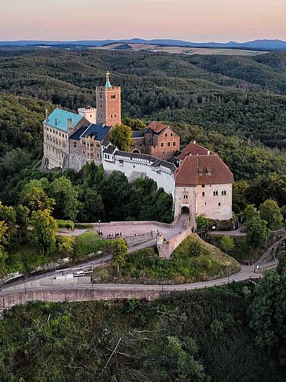 UNESCO Welterbe in Thüringen: Wartburg Eisenach auf einem Hügel in Waldlandschaft