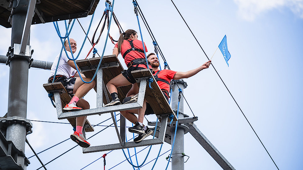 Rennrodler Max Langenhan, Biathletin Vanessa Voigt und Rennrodler Toni Eggert im Golfkletterpark Oberhof