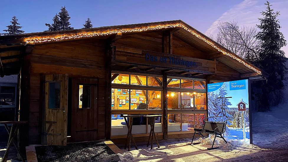 Außenansicht der „Das ist Thüringen“ Eventhütte mit Fotopoint