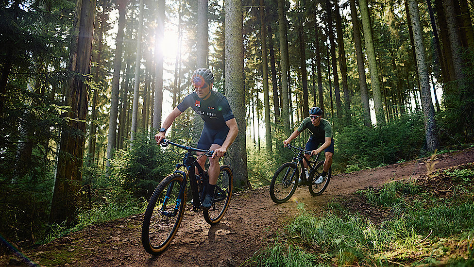 Biathlet Erik Lesser und Rennradprofi Marcel Kittel beim Mountainbiken im Thüringer Wald