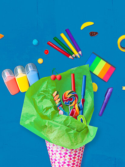 Öffnende bunte Schultüte