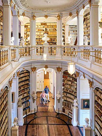 Anna-Amalia-Bibliothek Weimar Herzogin-Anna-Amalia-Bibliothek mit Regalen voller Bücher und dekorativer Statuen im Rokokosaal