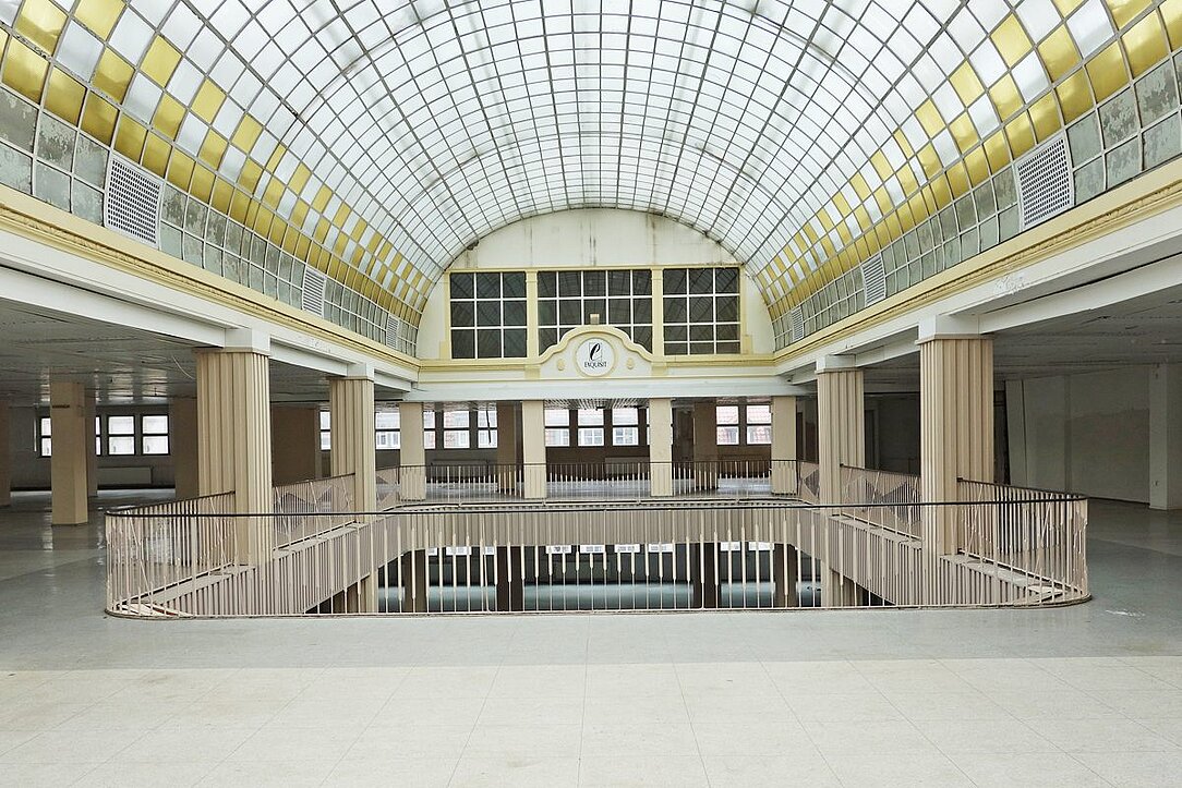 Thüringen Kaufhaus Hermann Tietz Gera Lichthof mit gewölbtem Glasdach, Balustrade zum Untergeschoss, Säulen in Jugendstilanmutung und Exquisit-Logo im ehemaligen, leer stehenden Kaufhaus Hermann Tietz in Gera