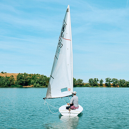 Johannes Ludwig im Segelboot auf dem Alperstedter See.