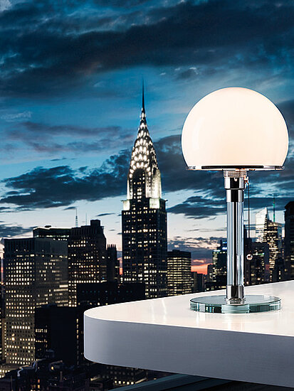 Bauhausstehlampe in einem modernen Büro mit Fensterblick auf Skyscraper