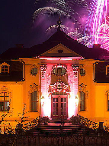 Das Schloss Dornburg begeistert bei der Dornburger Schlössernacht mit Feuerwerk im Hintergrund.