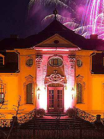 Das Schloss Dornburg begeistert bei der Dornburger Schlössernacht mit Feuerwerk im Hintergrund.