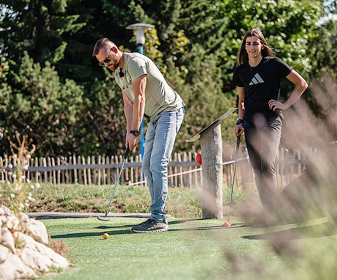 Toni Eggert und Vanessa Voigt spielen AdventureGolf in Golfkletterpark Oberhof.  