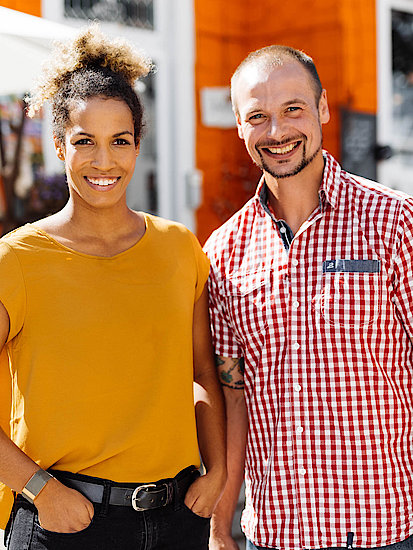 Mariama Jamanka und Alexander Rödiger stehen nebeneinander und lächeln in die Kamera.