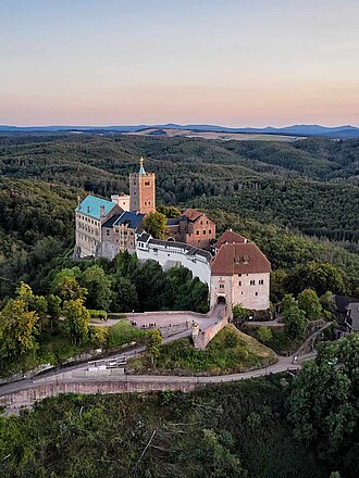 Wartburg aus der Vogelperspektive umgeben vom Thüringer Wald