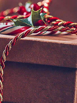 Geschenk im Schnee am Abend