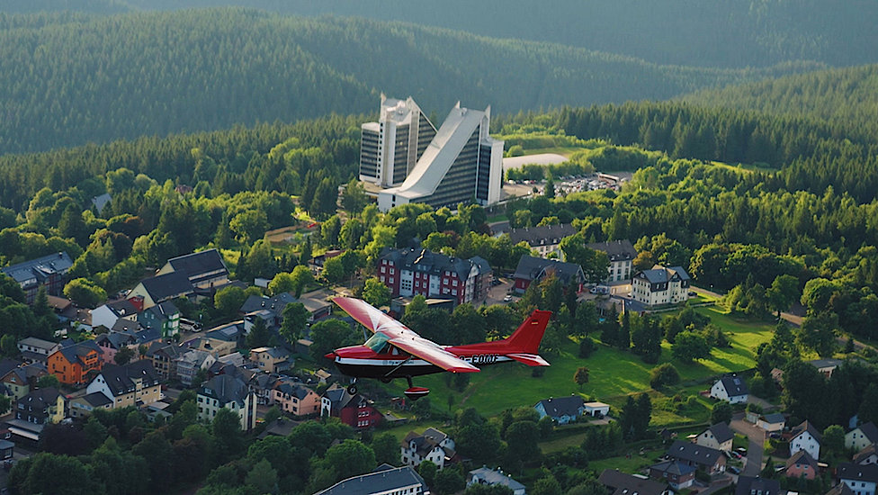 Flugzeug über dem Panoramahotel Oberhof