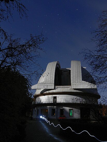 Blick auf die Thüringer Landessterwarte Tautenburg mit Kuppel und vor nachblauem Sternenhimmel