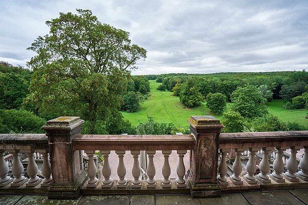 Unverstellter Blick in den grünen Schlosspark Ettersburg von der Schlossbrüstung aus
