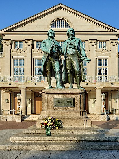 Goethe-Schiller-Denkmal vor dem Deutschen Nationaltheater auf dem Theaterplatz in Weimar