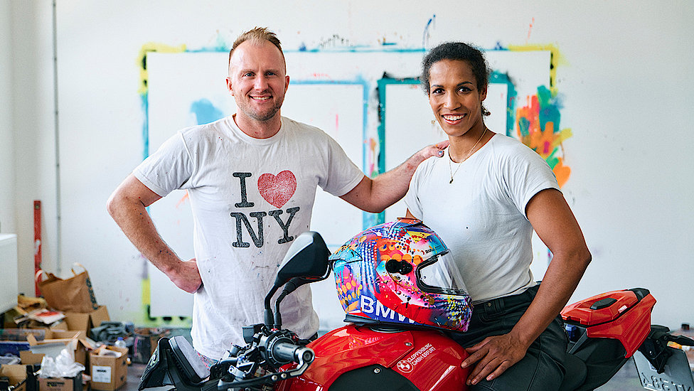 Bobpilotin Mariama Jamanka und Künstler Marc Jung im Atelier von Marc Jung