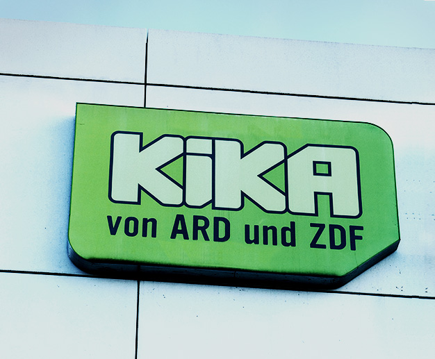 Das Logo des Kindersenders KiKA (von ARD und ZDF) an der Fassade des Kindermedienzentrums in Erfurt. Ein grünes Schild mit hellgrüner und schwarzer Schrift.