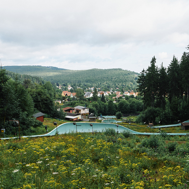 Ein Blick über die Rodelbahn Ilmenau ins Tal.